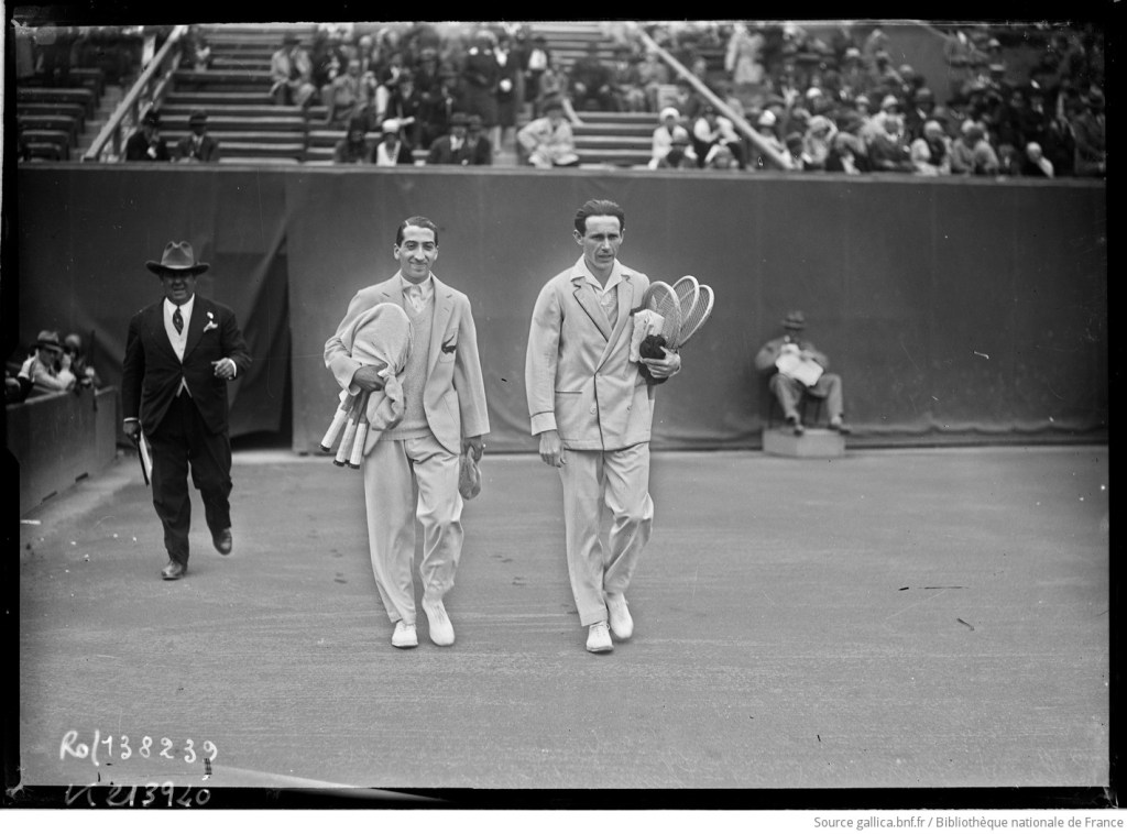René Lacoste et Jean Borotra entrant sur le court à Roland Garros le 3 juin 1929. 