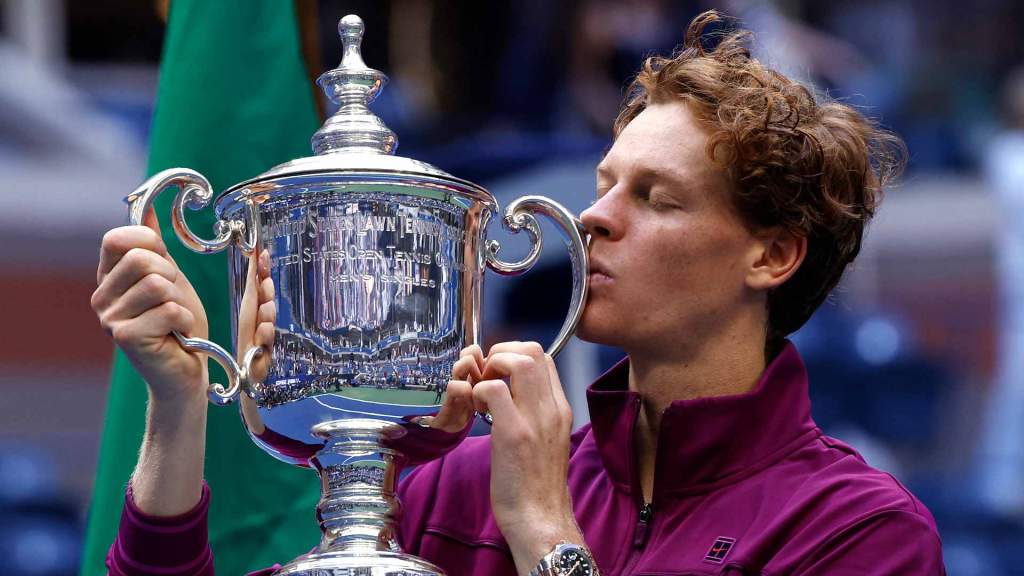 Jannik Sinner embrassant le trophée après sa victoire à l'US Open 