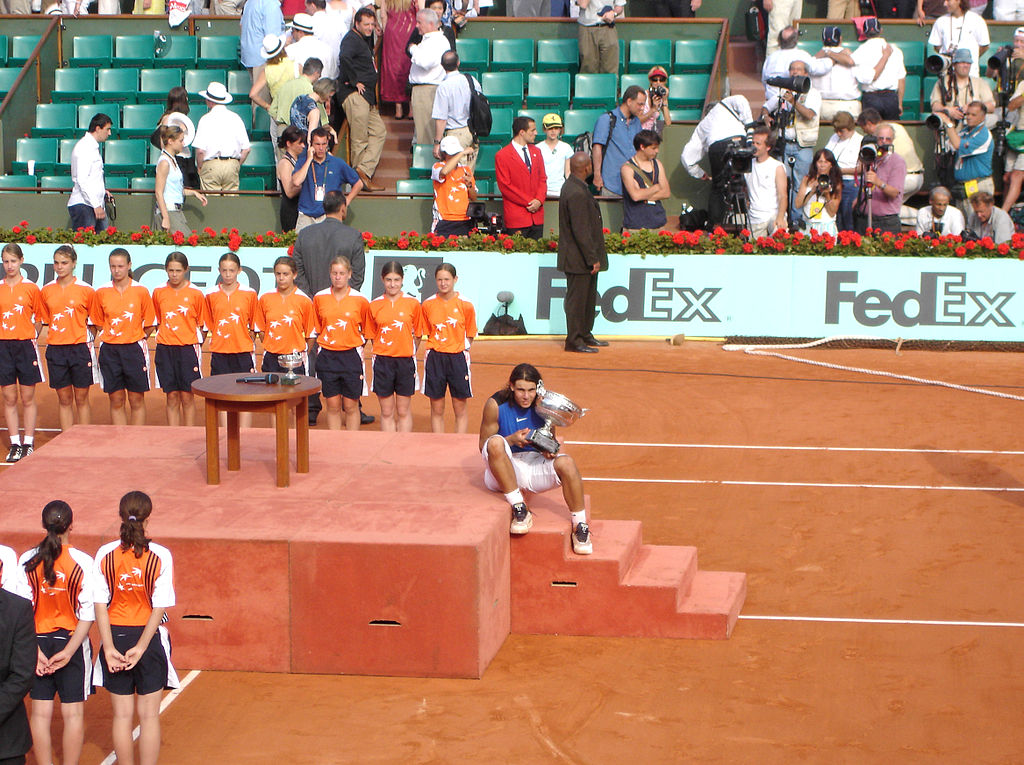 Rafael Nadal posant avec son trophée après avoir remporté Roland Garros en 2006. 