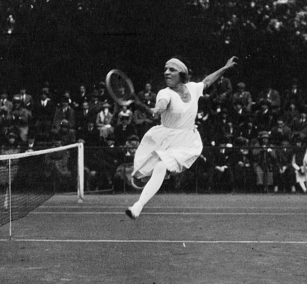 Suzanne Lenglen jouant au tennis